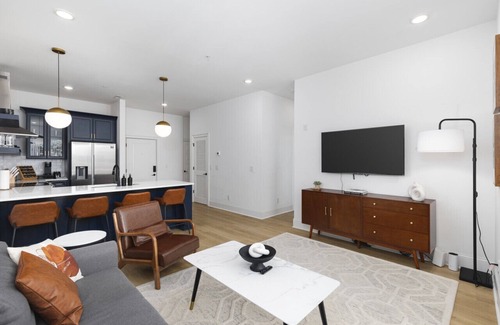 Cleveland Park Casa | Hip New Condo near Broadway, Trendy Area - 5 Beds!