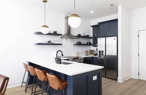 Cleveland Park Casa | Hip New Condo near Broadway, Trendy Area - 5 Beds!