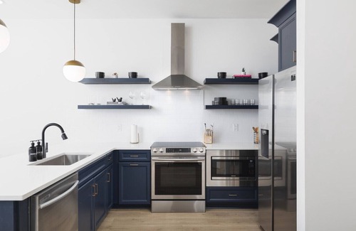 Cleveland Park Casa | Hip New Condo near Broadway, Trendy Area - 5 Beds!