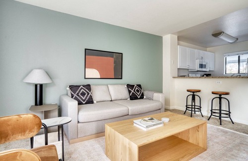 River Oaks Apartamento | Hip North San Jose 1BR w/ W/D, Pool & Gym, nr tech HQs, by Blueground