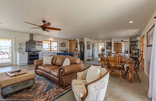 Paso Robles Casa | Hip Renovated Ranch w/Awesome Views, Fire Pit, BBQ & Great Entertainment Space.