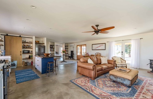 Paso Robles Casa | Hip Renovated Ranch w/Awesome Views, Fire Pit, BBQ & Great Entertainment Space.