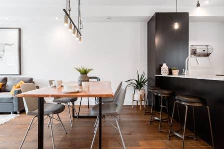 Little Italy Apartamento | Hip, Stylish Apartment In Little Italy by Den Stays