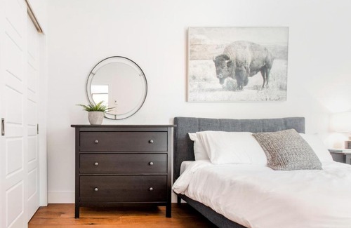 Little Italy Apartamento | Hip, Stylish Apartment In Little Italy by Den Stays