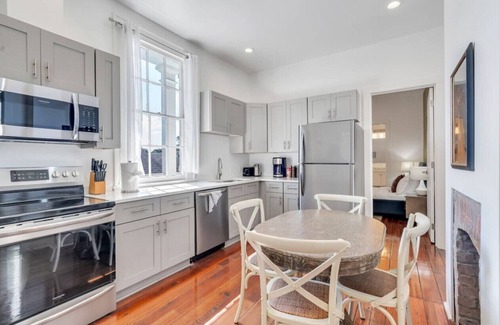 East Riverside Apartamento | Hip & Stylish Magazine St. Apt | Balcony & Parking