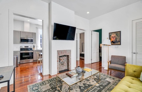 East Riverside Apartamento | Hip & Stylish Magazine St. Apt | Balcony & Parking
