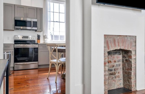 East Riverside Apartamento | Hip & Stylish Magazine St. Apt | Balcony & Parking