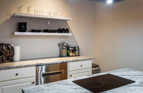 Longmont Casa | Hip, Upscale Apartment Hot Tub Private Entrance