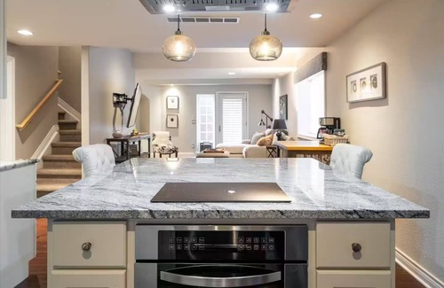 Longmont Casa | Hip, Upscale Apartment Hot Tub Private Entrance