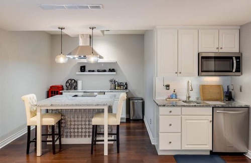 Longmont Casa | Hip, Upscale Apartment Hot Tub Private Entrance