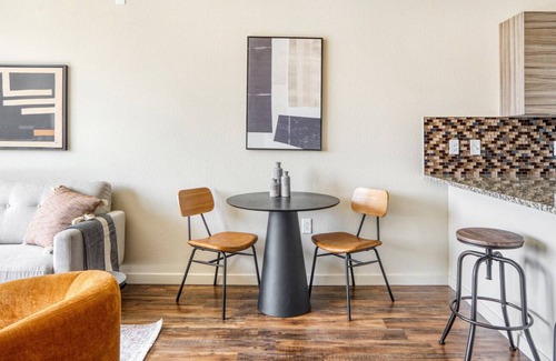 City Park West Apartamento | Hip Uptown 1BR w/ W/D & Juliette balconies, near Zoo, by Blueground