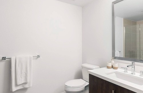 Westchester Apartamento | Hip Westchester 1BR w/ Gym, Pool, nr. Venice Beach, by Blueground