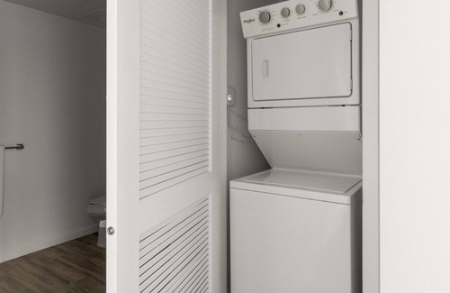 Westchester Apartamento | Hip Westchester 1BR w/ Gym, Pool, nr. Venice Beach, by Blueground