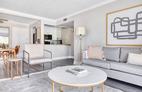 Warner Center Apartamento | Hip Woodland Hills 1BR w/ Pool & Gym, near Warner Center, by Blueground
