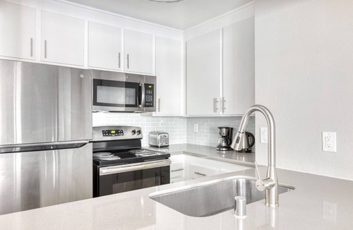 Warner Center Apartamento | Hip Woodland Hills 1BR w/ Pool & Gym, near Warner Center, by Blueground