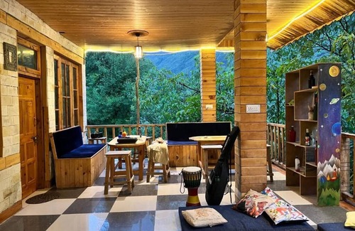 Banjar Apartamento | Hipostel Tirthan - King Room with Mountain View