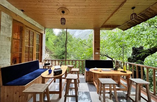 Banjar Apartamento | Hipostel Tirthan - King Room with Mountain View