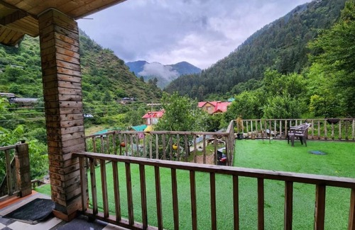 Banjar Apartamento | Hipostel Tirthan - King Room with Mountain View