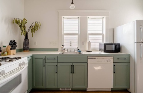 Humboldt Casa | Hipster Vibe Apartment - Food Carts & Live Music
