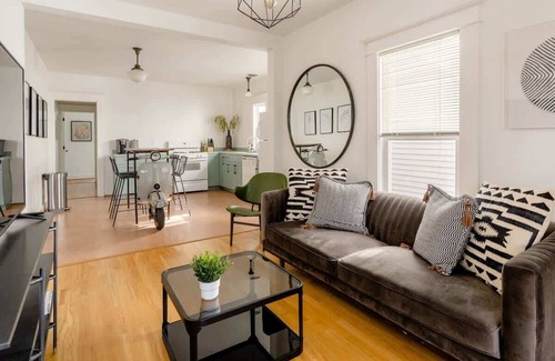 Humboldt Casa | Hipster Vibe Apartment - Food Carts & Live Music