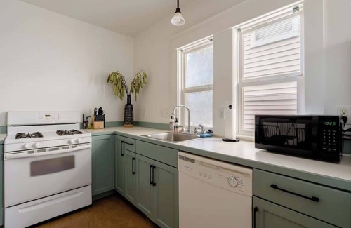 Humboldt Casa | Hipster Vibe Apartment - Food Carts & Live Music