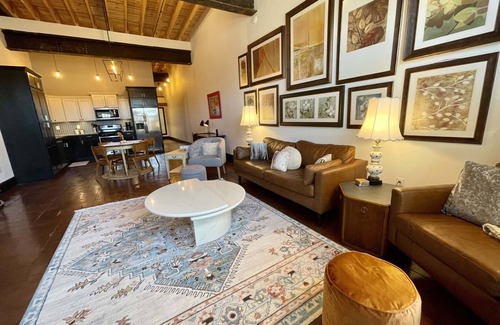 Mountain Home Apartamento | Historic 1 bd/br in 1920's Chevy Dealership apt. 4