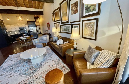 Mountain Home Apartamento | Historic 1 bd/br in 1920's Chevy Dealership apt. 4
