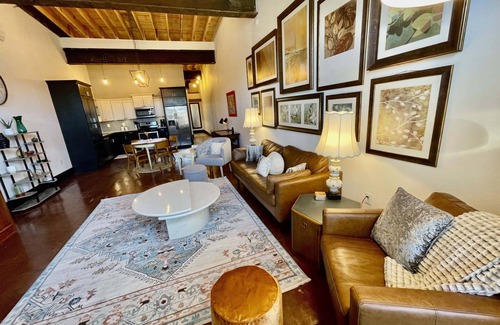 Mountain Home Apartamento | Historic 1 bd/br in 1920's Chevy Dealership apt. 4