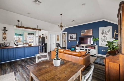 Boerne Casa | Historic 1 BR Cottage with Mountain Views and Firepit