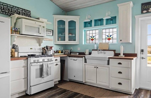Boerne Casa | Historic 1 BR Cottage with Mountain Views and Firepit