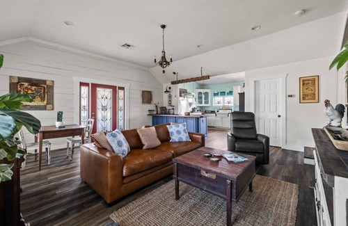 Boerne Casa | Historic 1 BR Cottage with Mountain Views and Firepit