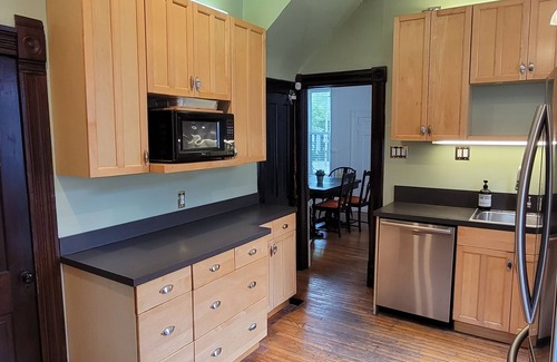 Southmoreland Casa | Historic 150 y/o 3-bedroom KC house with hot tub.