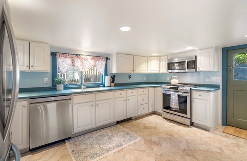 Beverly Casa | Historic 1686 Home Near Downtown l 5BR Retreat
