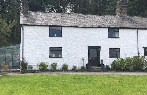 Gwernymynydd Casa | Historic 17th century farmhouse in Wales