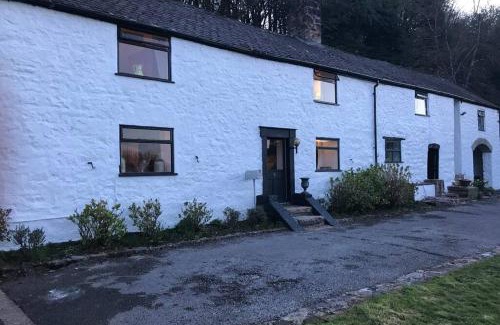 Gwernymynydd Casa | Historic 17th century farmhouse in Wales