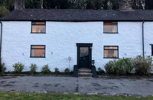 Gwernymynydd Casa | Historic 17th century farmhouse in Wales