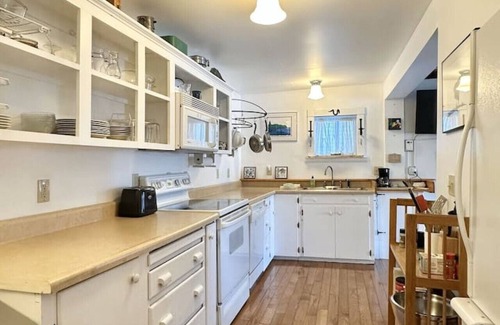 Bar Harbor Cabaña | Historic 1850 Downtown Retreat [Driftwood Cottage]