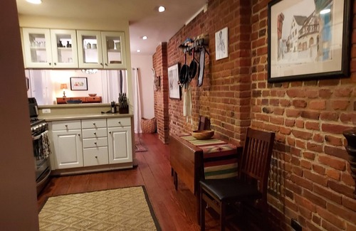 Old Town Alexandria Casa | Historic 1850 townhouse in heart of Old Town. Walk score: 96