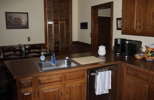 Canton Casa | Historic 1870 Brick Farm House - Near Culver Stockton College