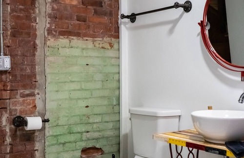 Dade City Cabina | Historic 1890's Remodeled Jail in Charming Dade City, Florida