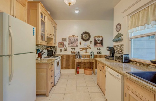 Grants Pass Casa | Historic 1912 Home with Park & Pickleball Across near DT Grants Pass