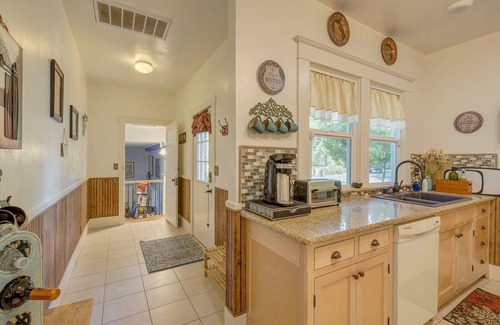 Grants Pass Casa | Historic 1912 Home with Park & Pickleball Across near DT Grants Pass