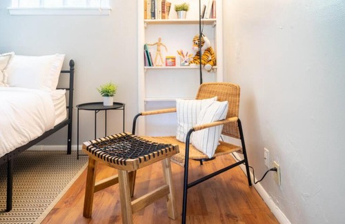 Lincoln Terrace Apartamento | Historic 1920s Brick Beauty in Medical District