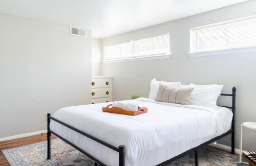 Lincoln Terrace Apartamento | Historic 1920s Brick Beauty in Medical District