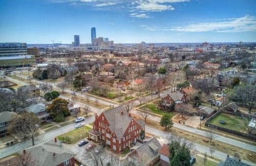 Lincoln Terrace Apartamento | Historic 1920s Brick Beauty in Medical District