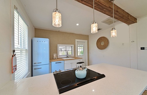 Palmetto Cabaña | Historic 1930s Palmetto Cottage