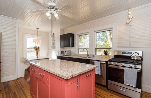 Glen Raven Casa | Historic 1930s Elon Farmhouse