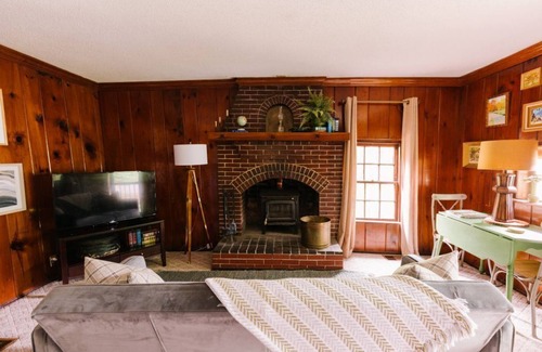 Sans Souci Cabina | Historic 19th Century Cabin in Greenville