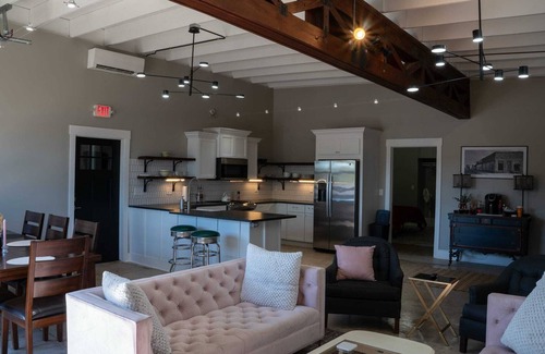 Mountain Home Apartamento | Historic 2 bedroom steps off downtown square