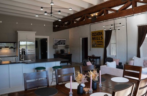 Mountain Home Apartamento | Historic 2 bedroom steps off downtown square